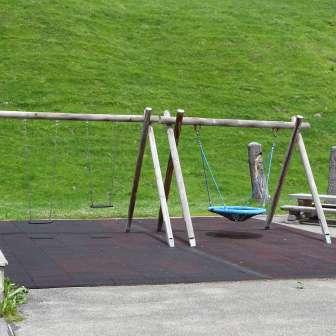 Diverse Schaukeln auf dem Spielplatz beim Schulhaus Splügen