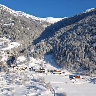 Reischen mit der Burg Haselstein im Winter