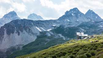 Die Cufercalhütte SAC im Sommer Die Cufercalhütte SAC im Sommer