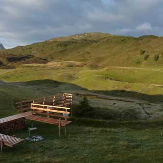 Steg bei der Feuerstelle am Lüschersee