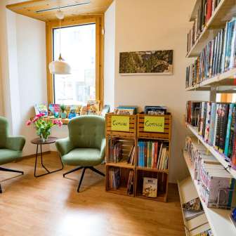 Sitzecke in der Regionalbibliothek Thusis