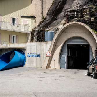 Inforama und Tunnelportal im Valle di Lei
