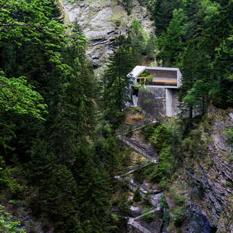 Besucherzentrum und  Treppenanlage in der Viamala-Schlucht