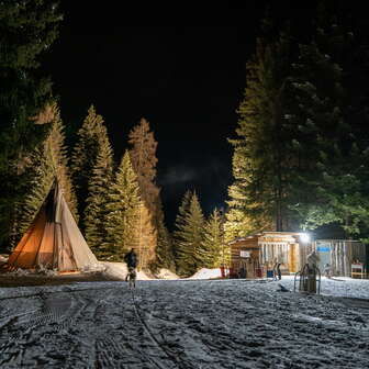 Das Tipi und die Schlittelbar am Schamserberg am Abend