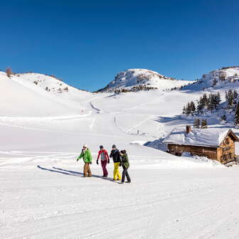 Die Skihütte Feldis liegt direkt an der Skipiste und am Winterwanderweg