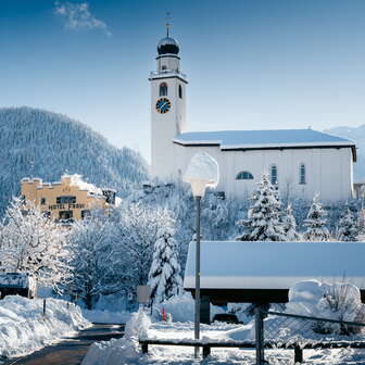 Das Hotel Fravi und die Kirche Andeer im Winter