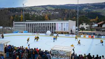 Die neue Kusteisbahn in Sils i.D. während der Eröffnung