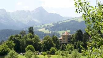 Das Schloss Schauenstein in Fürstenau im Sommer