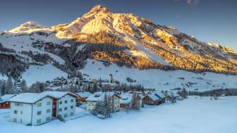 Splügen Dorf im Winter bei Sonnenuntergang