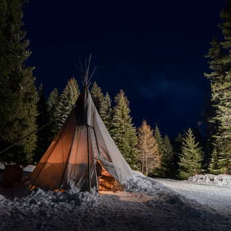 Das Tipi bei der Schlittelbar am Abend