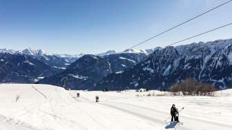 Gut erreichbar, sonnig und schneesicher am inneren Heinzenberg: Das Skigebiet Tschappina Heinzenberg