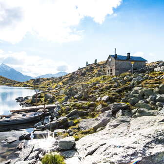 Oberer Surettasee mit Seehütte und Ruderboot