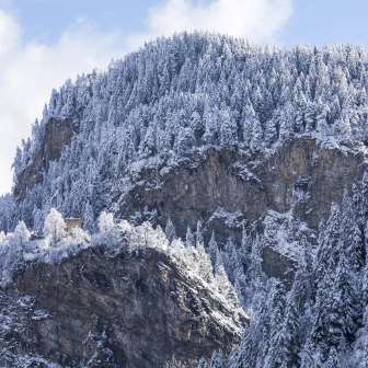 Die Burganlage Hohen Rätien im Winter