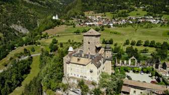 Das Schloss Ortenstein mit Tomils im Hintergrund Das Schloss Ortenstein mit Tomils im Hintergrund