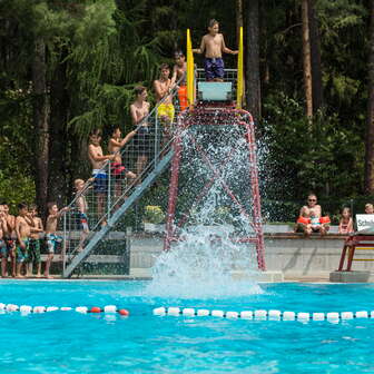 Der Sprungturm in der Badi Thusis