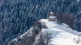 Casti mit der reformierten Kirche im Sommer