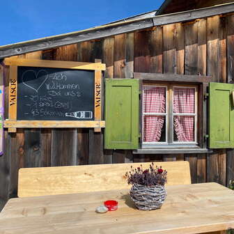 Die Terrasse der Alp dil Plaun in Feldis