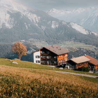 Das Gasthaus Post in Obermutten im Herbst