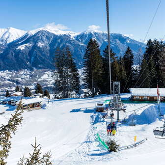 Die Hexa-Hütte liegt direkt bei der Talstation der Sesselbahn Sarn