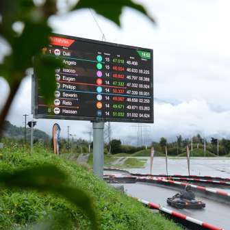 Anzeigetafel von der Outdoor-Kartbahn Cazis
