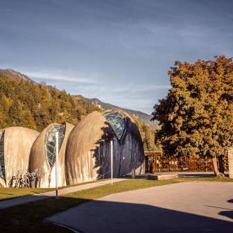 Die Steinkirche in Cazis im Herbst