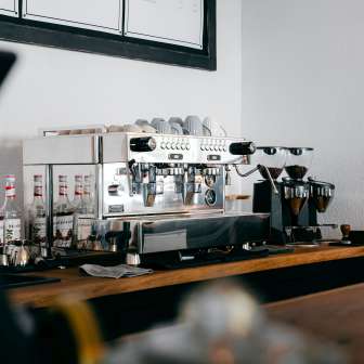 In der Wildflower Floristik in Thusis gibt es neben Blumen auch guten Kaffee