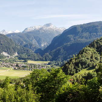 Andeer mit der Burgruine Cagliatscha