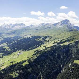 Der Schamserberg mit dem Piz Beverin im Sommer