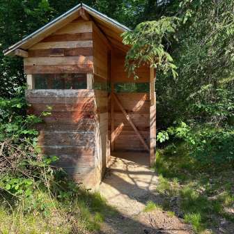 Toilette bei der Feuerstelle Jagdstand Realta