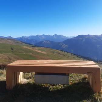 Bank hoch über der Val Schons entlang Panoramaweg Schamserberg
