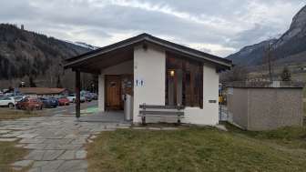 Öffentliche Toilette beim Mineralbad Andeer