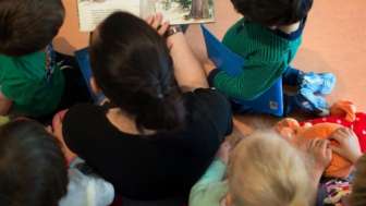 "Buchstart" für kleine Bibliothekbesucher*innen "Buchstart" für kleine Bibliothekbesucher*innen