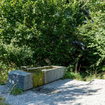 Brunnen bei der Feuerstelle Burgruine Cagliatscha