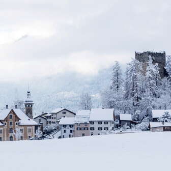 Schloss und Ruine Sins Paspels im Winter