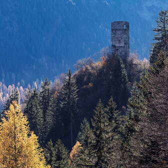 Die Burgruine Cagliatscha im Herbst