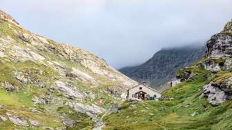 Die Zapporthütte SAC im Sommer Die Zapporthütte SAC im Sommer
