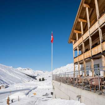 Die Terrasse vom Hotel Avers im Winter