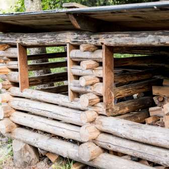 Feuerholz bei der Feuerstelle und Spielplatz Allee Fürstenau