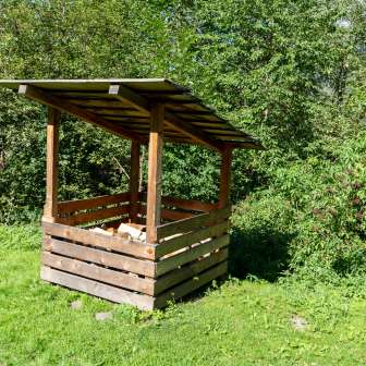 Feuerholz bei der Feuerstelle Andeer