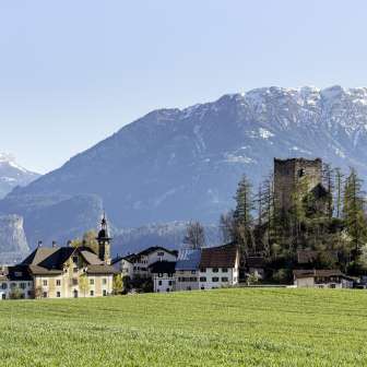 Schloss und Ruine Sins Paspels im Sommer