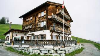 Das Gasthaus Post in Obermutten im Sommer