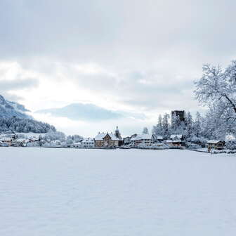 Paspel mit Schloss Sins im Winter