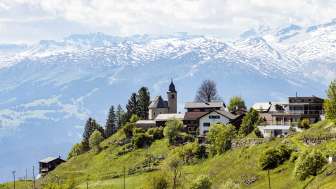 Feldis mit der reformierten Kirche im Frühling Feldis mit der reformierten Kirche im Frühling