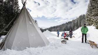 Das Tipi bei der Schlittelbar am Schamserberg Das Tipi bei der Schlittelbar am Schamserberg