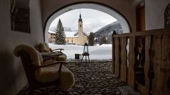 Die reformierte Kirche Splügen im Sommer