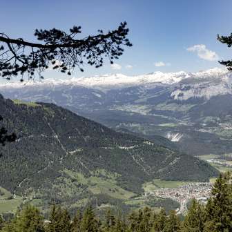 Aussicht auf Rhäzüns und den Flimserstein vom Aussichtspunkt Thusisblick bei Feldis Aussicht auf Rhäzüns und den Flimserstein vom Aussichtspunkt Thusisblick bei Feldis