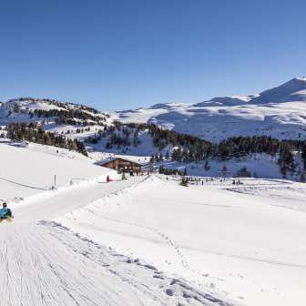 Die Alp Raguta mitten im Skigebiet Feldis