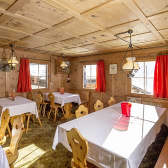 Das Restaurant im Gasthaus Alpenrose in Juf