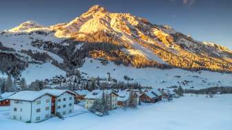 Splügen Dorf im Winter bei Sonnenuntergang