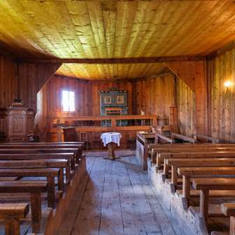 Die Holzkirche Obermutten von innen